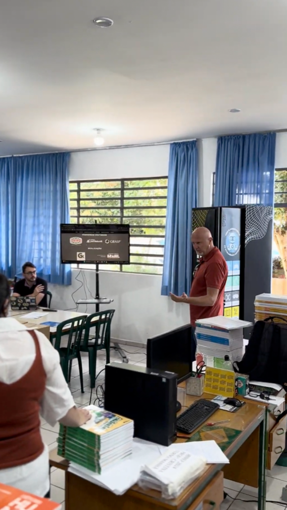 Entrega do Bibliotecno no Colégio Estadual Eurides Brandão