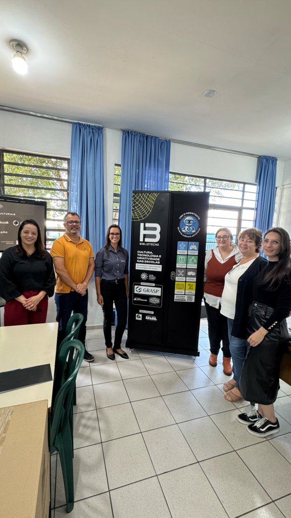 Entrega do Bibliotecno no Colégio Estadual Eurides Brandão
