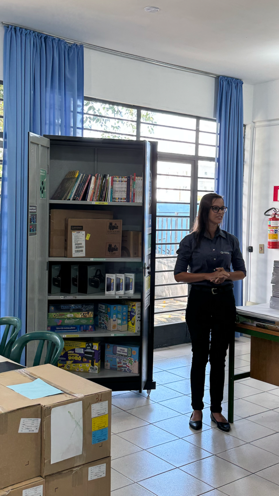 Entrega do Bibliotecno no Colégio Estadual Eurides Brandão