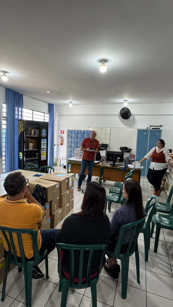 Entrega do Bibliotecno no Colégio Estadual Eurides Brandão